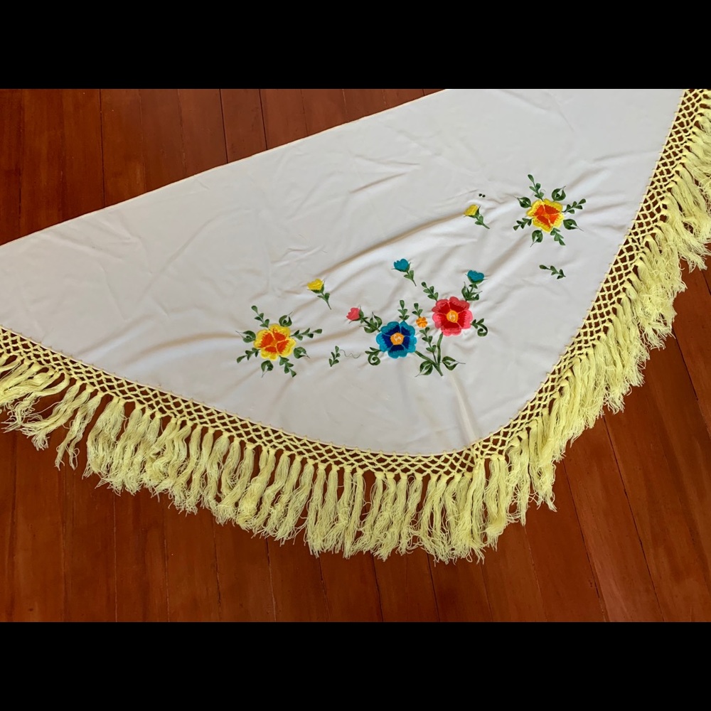 Vintage 70s Floral Embroidered Fringed Shawl/Wrap